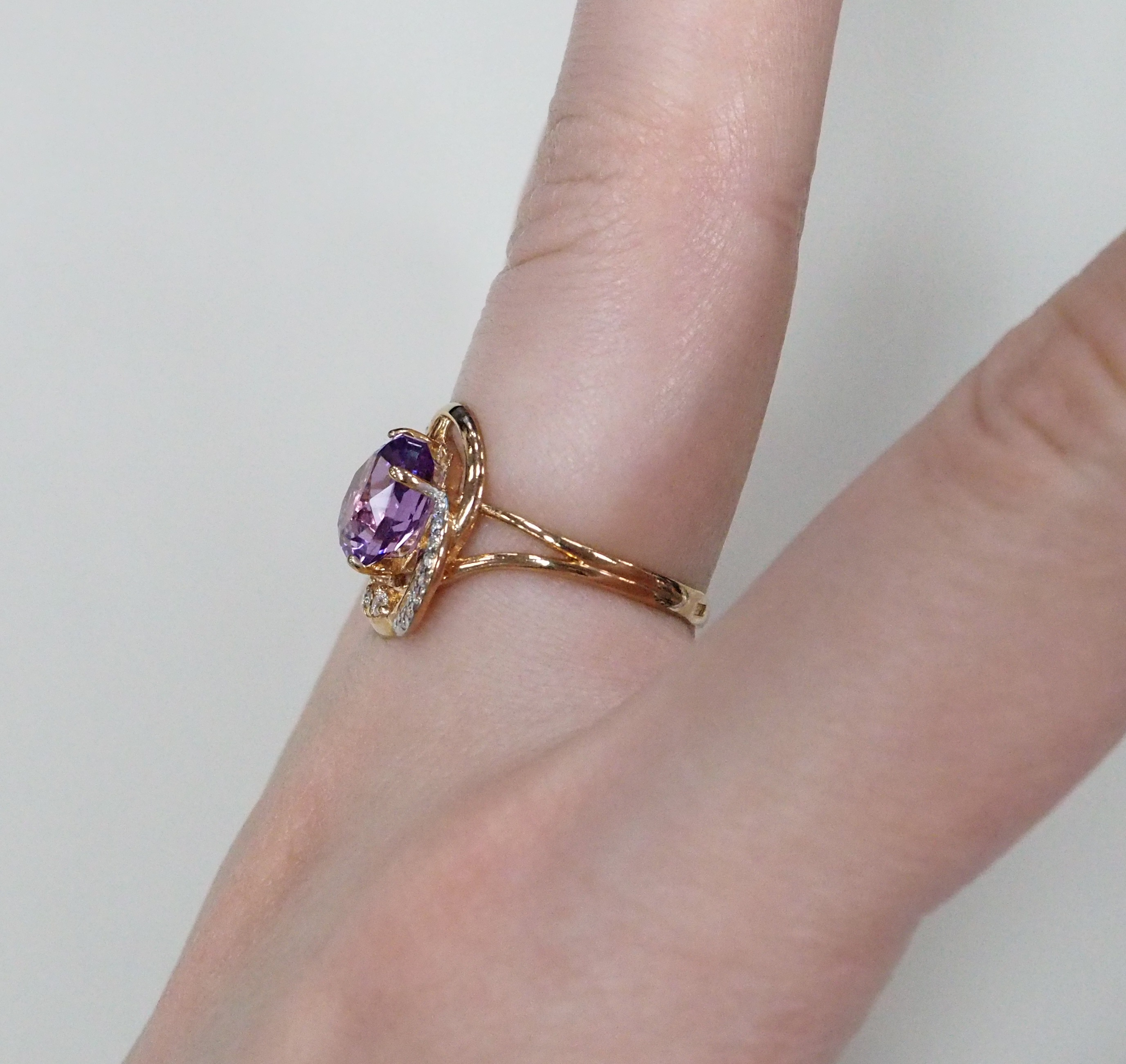 Серебряное кольцо 925 пробы; вставки 1 Аметист; 22 Фианит бесцв.;